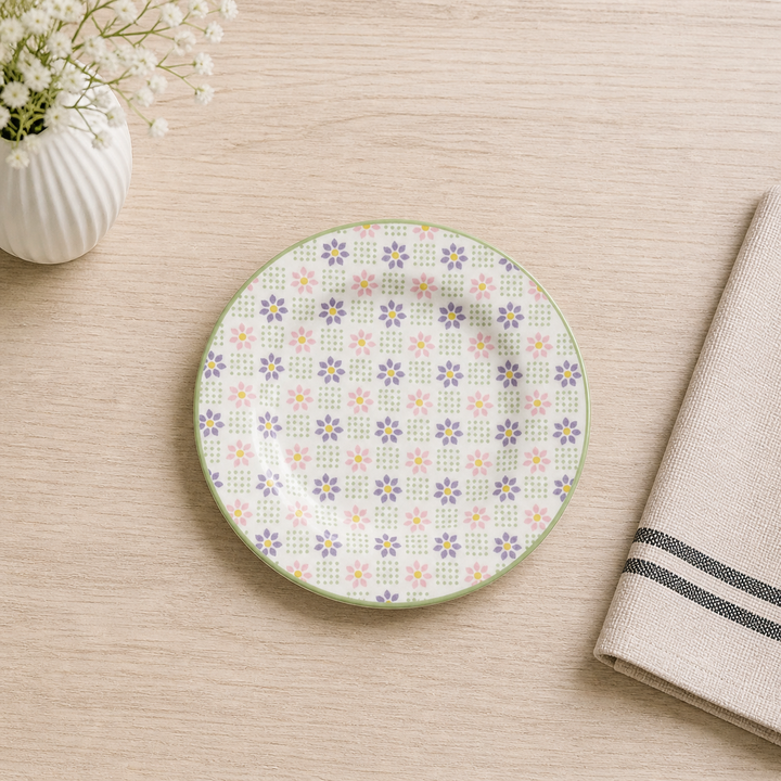 GreenGate Dessertteller Sybille geblümt 15 cm mit floralem Muster auf hellem Holztisch im Landhausstil, minimal und clean