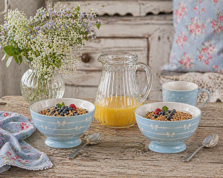 GreenGate Suppenschale Dolobella hellblau im Set mit Müsli auf urigem Holztisch neben Saftkanne im Shabby Chic Landhausstil