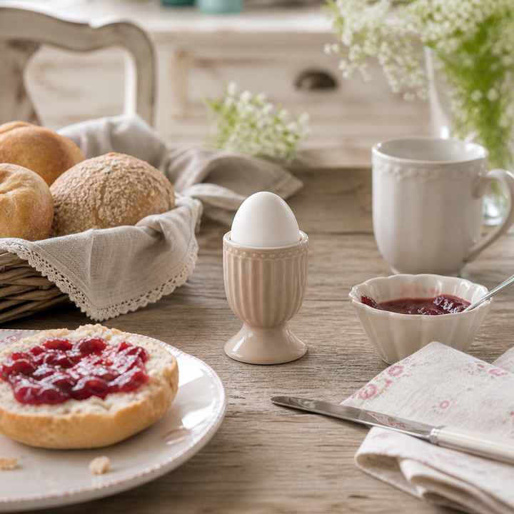 GreenGate Eierbecher Alice Fudge in Frühstücksszene mit Brötchen und Marmelade auf Holztisch im Landhausstil