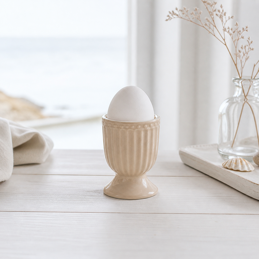GreenGate Eierbecher Alice Fudge in heller skandinavischer Szene minimalistisch mit maritimen Elementen