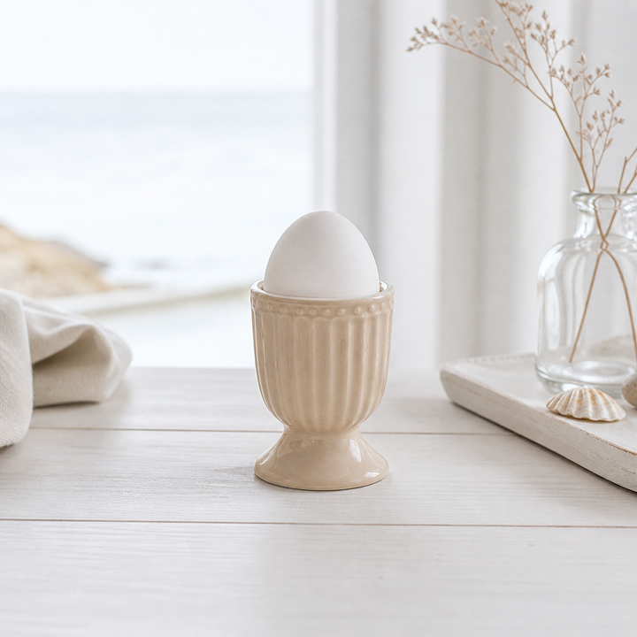 GreenGate Eierbecher Alice Fudge in heller skandinavischer Szene minimalistisch mit maritimen Elementen