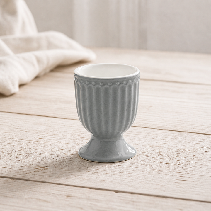 GreenGate Eierbecher Alice Steingrau auf hellem Landhaus Tisch mit weichem natürlichen Licht minimalistisch dargestellt