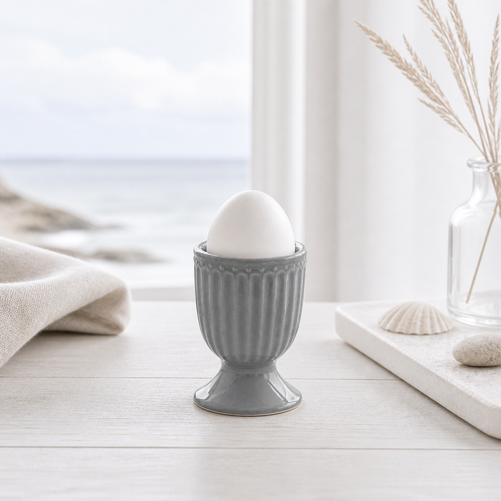 GreenGate Eierbecher Alice Steingrau in heller skandinavischer Szene minimalistisch mit maritimen Elementen