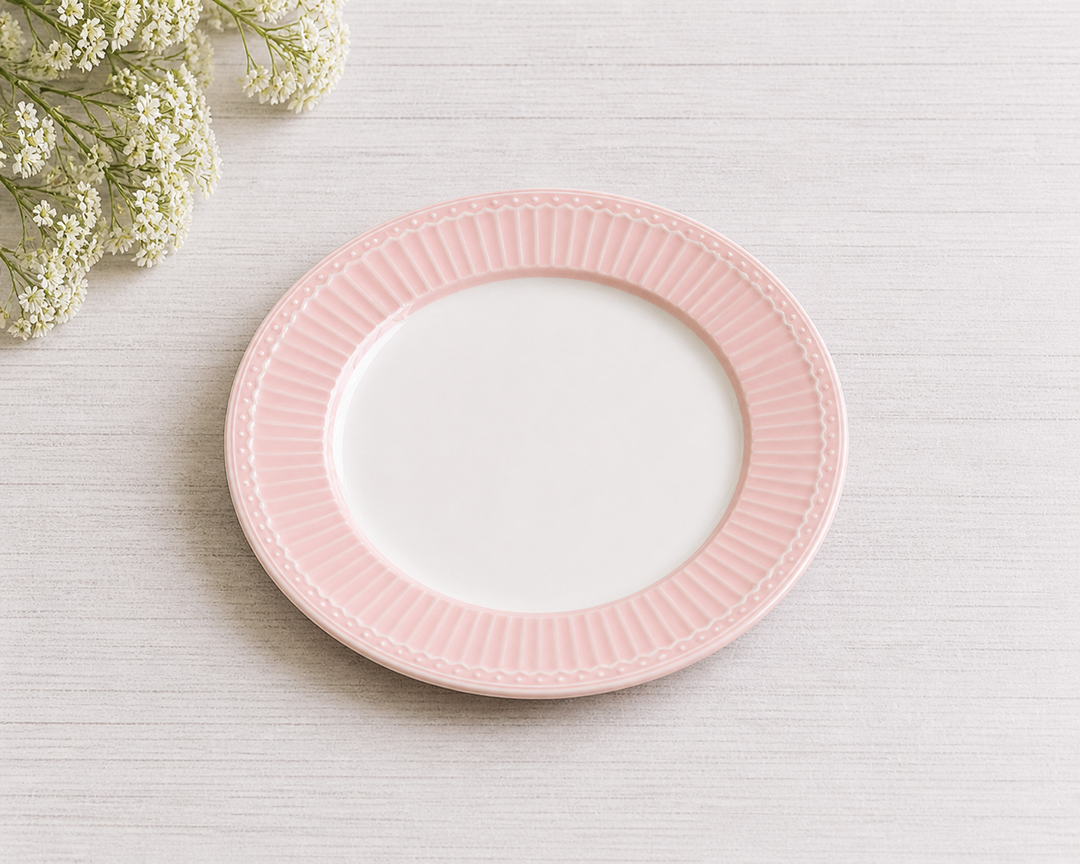 GreenGate Frühstücksteller Alice Rosa 23 cm auf hellem Landhaus Tisch von schräg oben fotografiert minimalistisch inszeniert