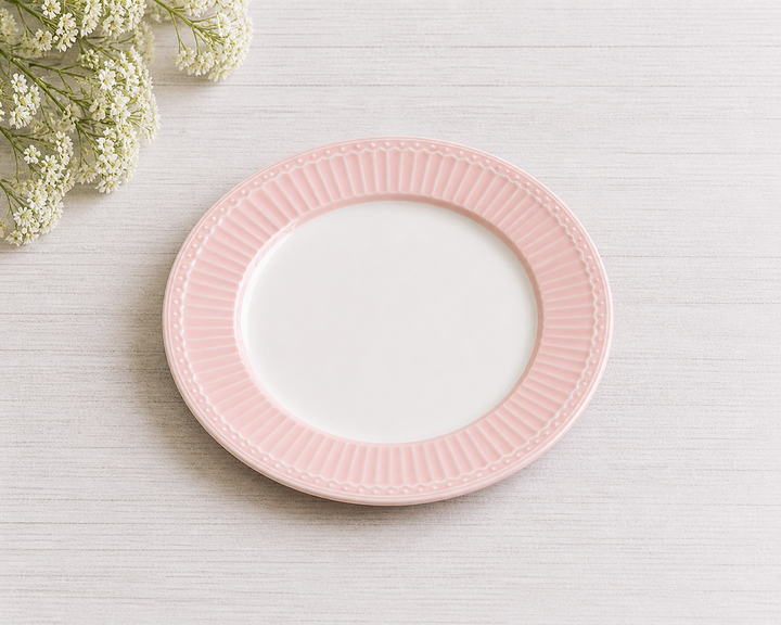 GreenGate Frühstücksteller Alice Rosa 23 cm auf hellem Landhaus Tisch von schräg oben fotografiert minimalistisch inszeniert
