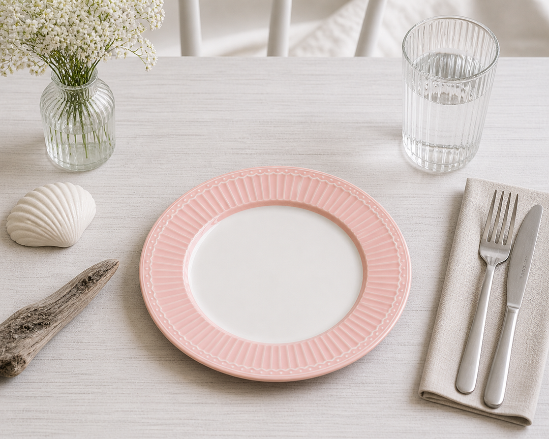 GreenGate Frühstücksteller Alice Rosa 23 cm im skandinavisch minimalistischen Stil mit Besteck hell clean und maritimer Atmosphäre