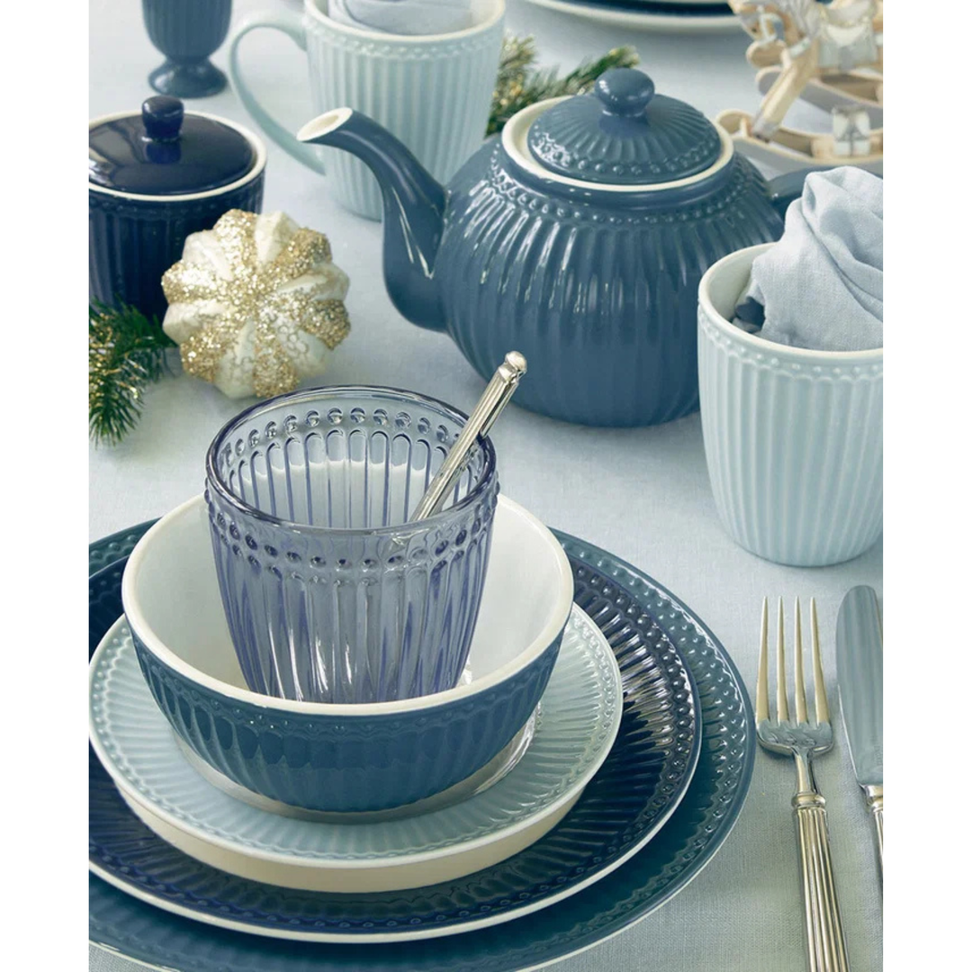 GreenGate Frühstücksteller Alice Dunkelblau auf gedecktem Tisch im skandinavischen Landhausstil