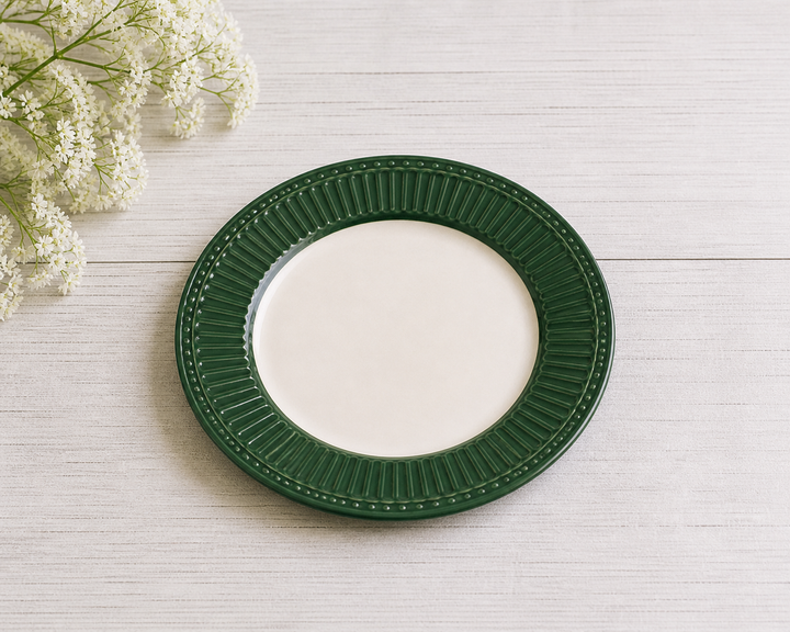GreenGate Frühstücksteller Alice dunkelgrün 23 cm auf hellem Landhaus Tisch von schräg oben fotografiert minimalistisch inszeniert