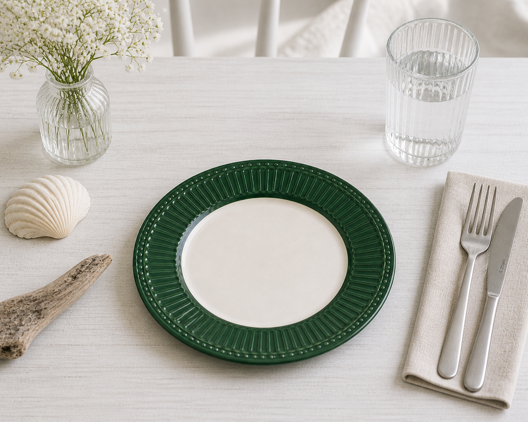 GreenGate Frühstücksteller Alice dunkelgrün 23 cm im skandinavisch minimalistischen Stil mit Besteck hell clean und maritimer Atmosphäre