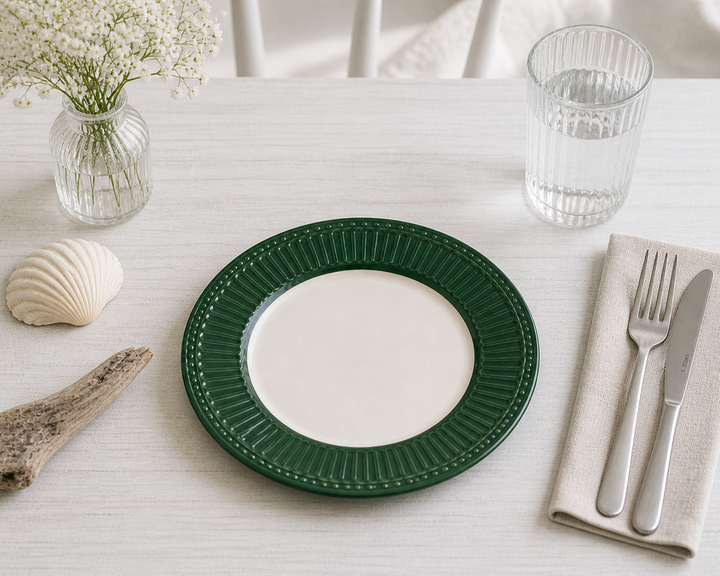 GreenGate Frühstücksteller Alice dunkelgrün 23 cm im skandinavisch minimalistischen Stil mit Besteck hell clean und maritimer Atmosphäre