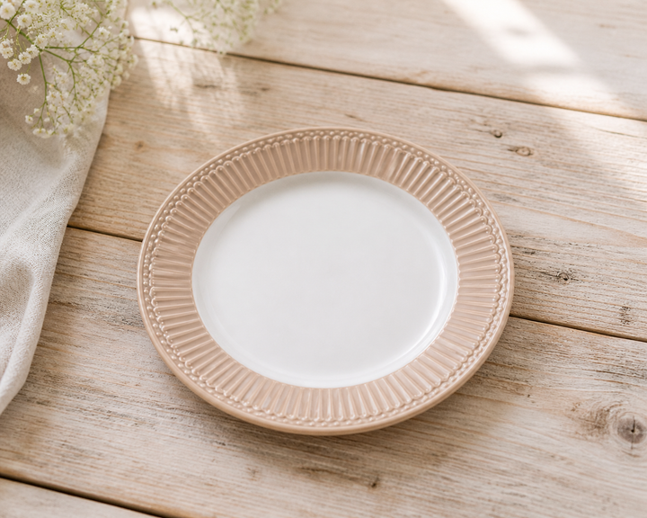 GreenGate Frühstücksteller Alice Fudge 23 cm auf hellem Landhaus Tisch von schräg oben fotografiert minimalistisch inszeniert
