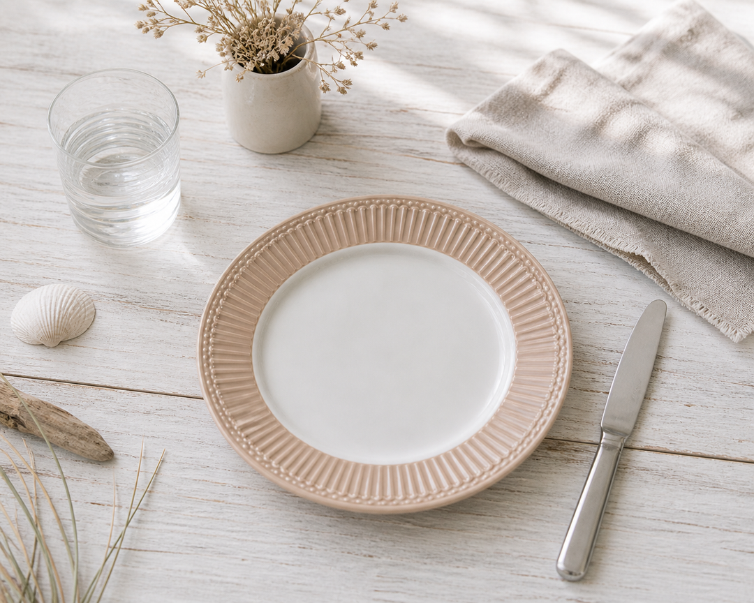 GreenGate Frühstücksteller Alice Fudge 23 cm im skandinavisch minimalistischen Stil mit Besteck hell clean und maritimer Atmosphäre