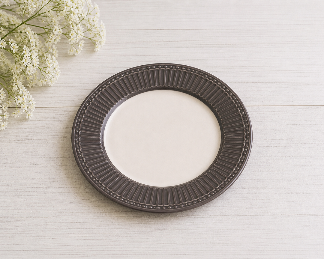 GreenGate Frühstücksteller Alice Grau 23 cm auf hellem Landhaus Tisch von schräg oben fotografiert minimalistisch inszeniert