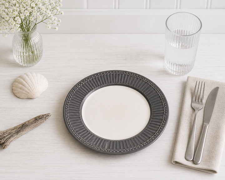 GreenGate Frühstücksteller Alice Grau 23 cm im skandinavisch minimalistischen Stil mit Besteck hell clean und maritimer Atmosphäre