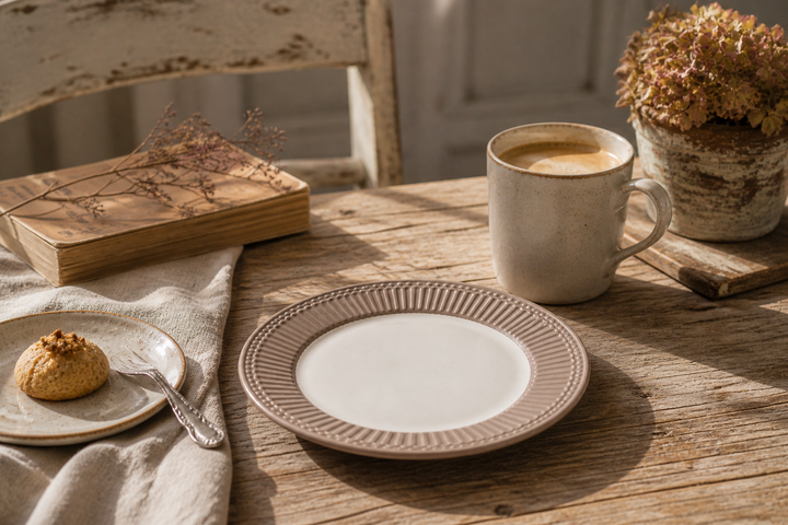 GreenGate Frühstücksteller Alice Haselnuss 23 cm in gemütlicher Kaffee Szene mit Tasse warmem Licht und rustikalem Vintage Stil
