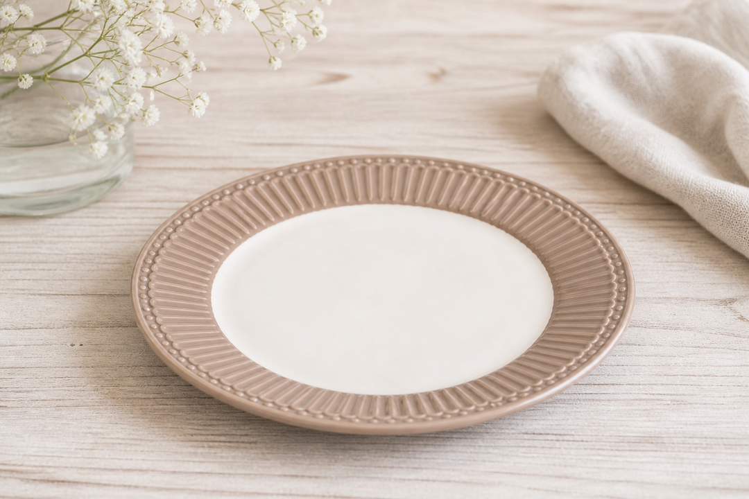 GreenGate Frühstücksteller Alice Haselnuss 23 cm auf hellem Landhaus Tisch von schräg oben fotografiert minimalistisch inszeniert