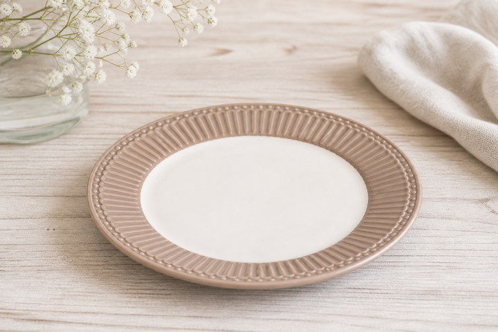 GreenGate Frühstücksteller Alice Haselnuss 23 cm auf hellem Landhaus Tisch von schräg oben fotografiert minimalistisch inszeniert