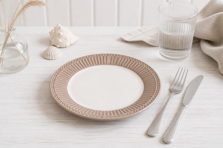 GreenGate Frühstücksteller Alice Haselnuss 23 cm im skandinavisch minimalistischen Stil mit Besteck hell clean und maritimer Atmosphäre