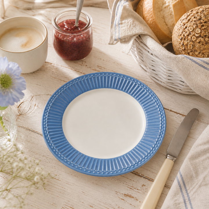 GreenGate Frühstücksteller Alice Hellblau 23 cm im Landhaus Frühstück Setting mit Brötchen Marmelade und Holz Tisch