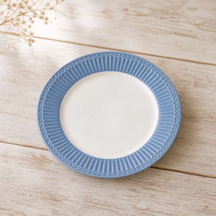 GreenGate Frühstücksteller Alice Hellblau 23 cm auf hellem Landhaus Tisch von schräg oben fotografiert minimalistisch inszeniert