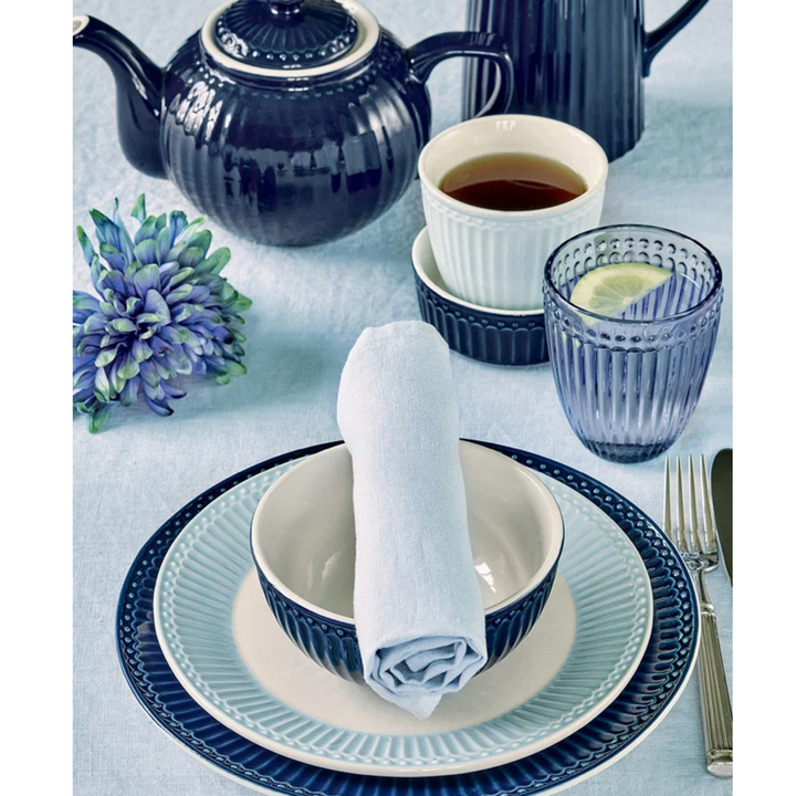 GreenGate Frühstücksteller Alice Hellblau auf gedecktem Tisch im skandinavischen Landhausstil