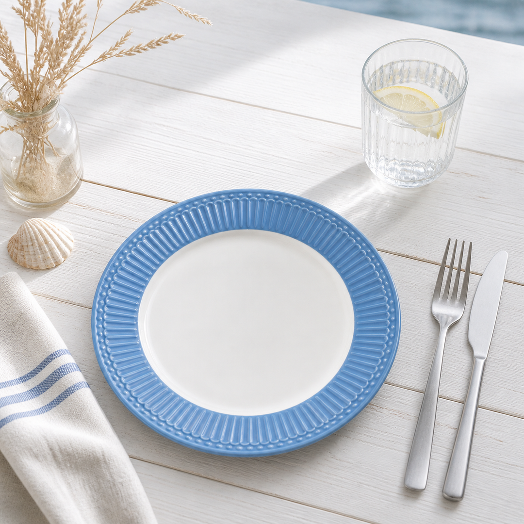 GreenGate Frühstücksteller Alice Hellblau 23 cm im skandinavisch minimalistischen Stil mit Besteck hell clean und maritimer Atmosphäre