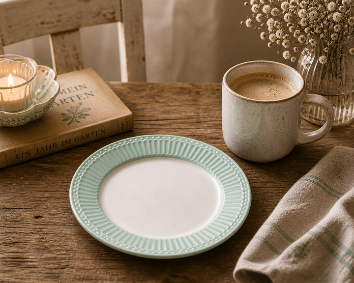 GreenGate Frühstücksteller Alice kühle Minze 23 cm in gemütlicher Kaffee Szene mit Tasse warmem Licht und rustikalem Vintage Stil