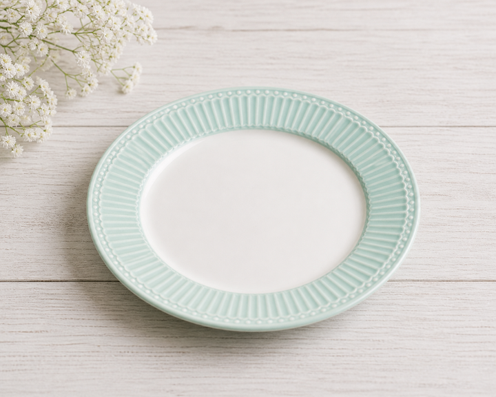 GreenGate Frühstücksteller Alice kühle Minze 23 cm auf hellem Landhaus Tisch von schräg oben fotografiert minimalistisch inszeniert