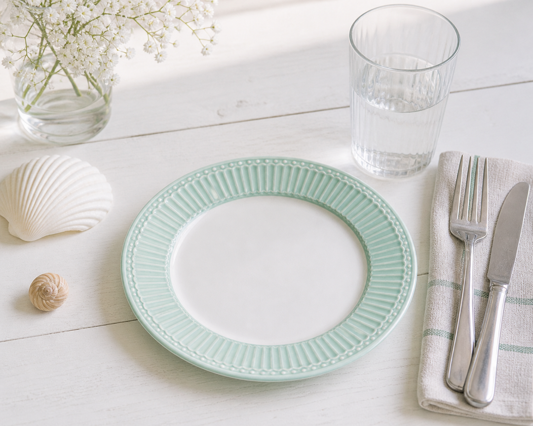 GreenGate Frühstücksteller Alice kühle Minze 23 cm im skandinavisch minimalistischen Stil mit Besteck hell clean und maritimer Atmosphäre