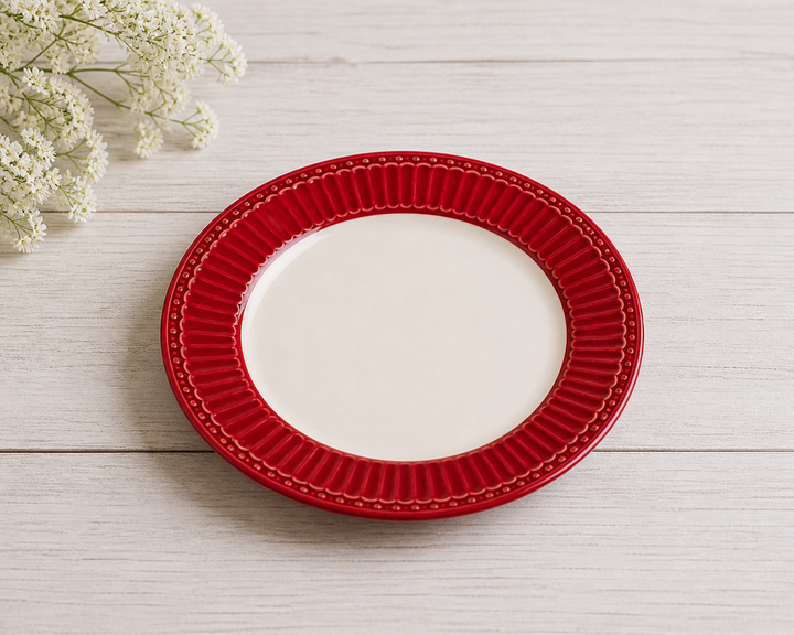 GreenGate Frühstücksteller Alice Rot 23 cm auf hellem Landhaus Tisch von schräg oben fotografiert minimalistisch inszeniert