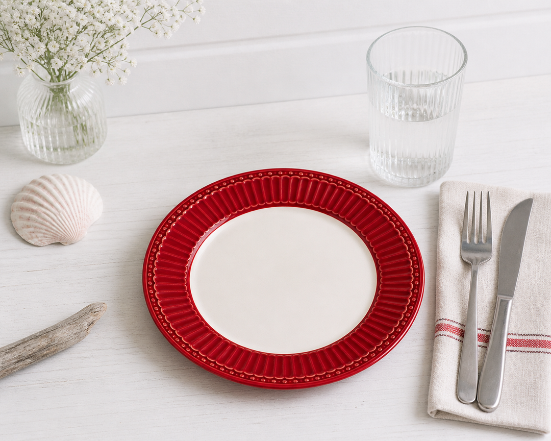 GreenGate Frühstücksteller Alice Rot 23 cm im skandinavisch minimalistischen Stil mit Besteck hell clean und maritimer Atmosphäre