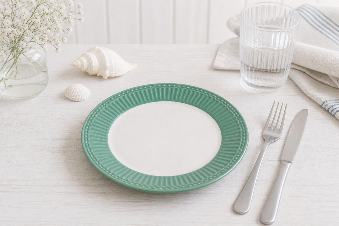 GreenGate Frühstücksteller Alice Staubgrün 23 cm im skandinavisch minimalistischen Stil mit Besteck hell clean und maritimer Atmosphäre