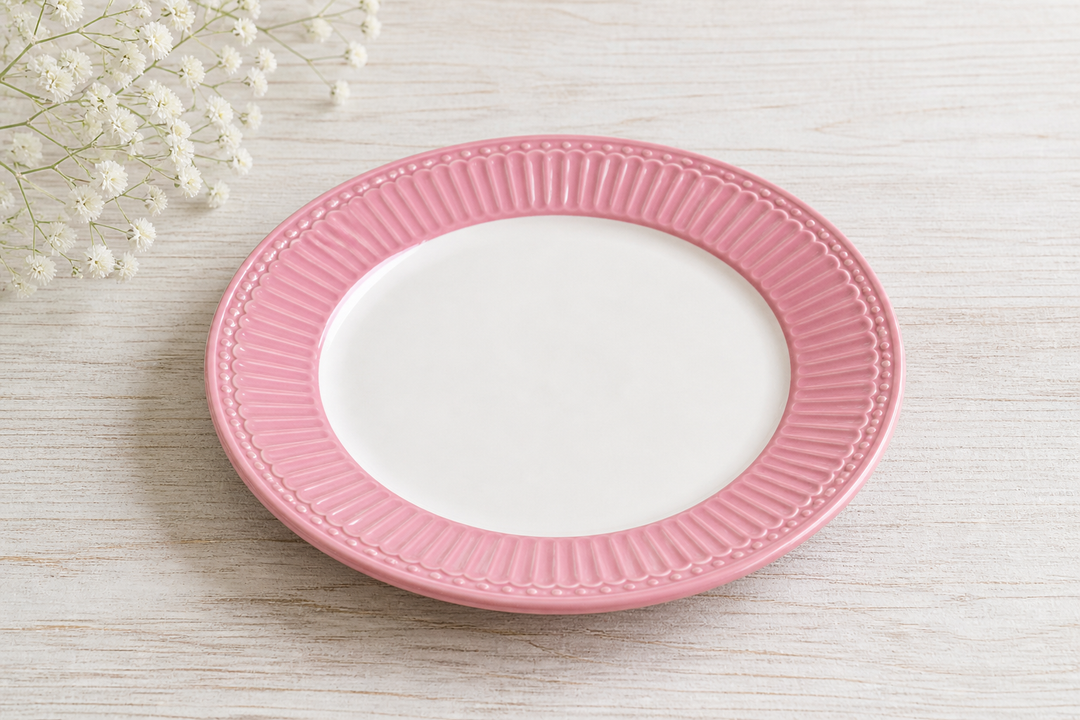 GreenGate Frühstücksteller Alice Staubrosa 23 cm auf hellem Landhaus Tisch von schräg oben fotografiert minimalistisch inszeniert