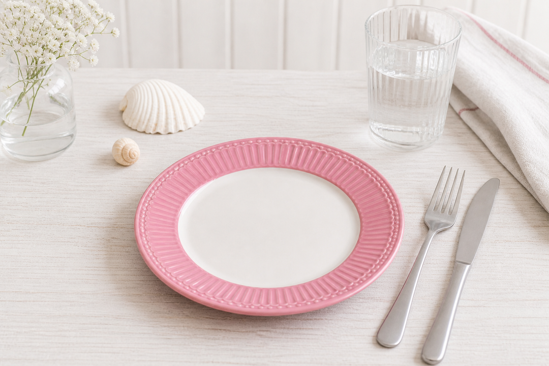 GreenGate Frühstücksteller Alice Staubrosa 23 cm im skandinavisch minimalistischen Stil mit Besteck hell clean und maritimer Atmosphäre