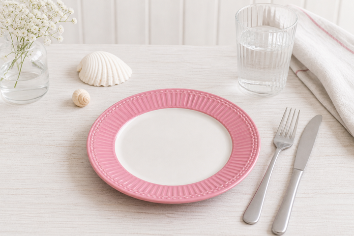 GreenGate Frühstücksteller Alice Staubrosa 23 cm im skandinavisch minimalistischen Stil mit Besteck hell clean und maritimer Atmosphäre
