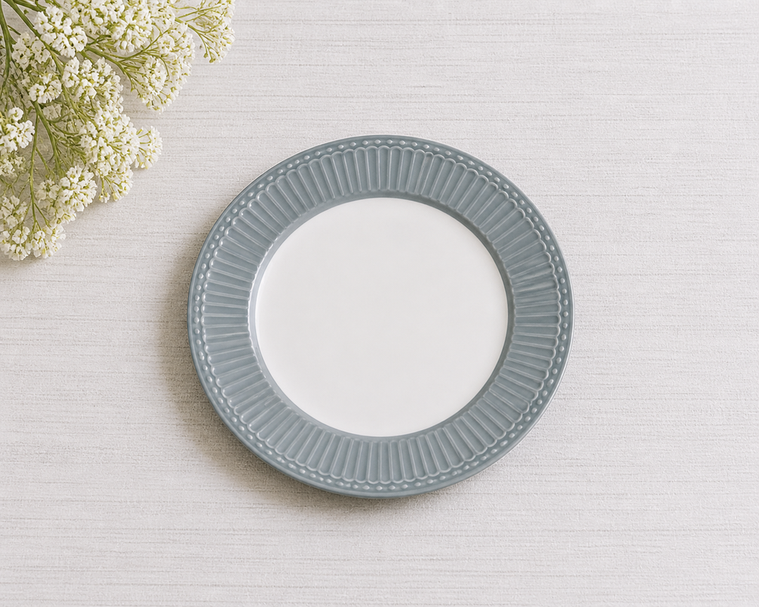 GreenGate Frühstücksteller Alice Steingrau 23 cm auf hellem Landhaus Tisch von schräg oben fotografiert minimalistisch inszeniert