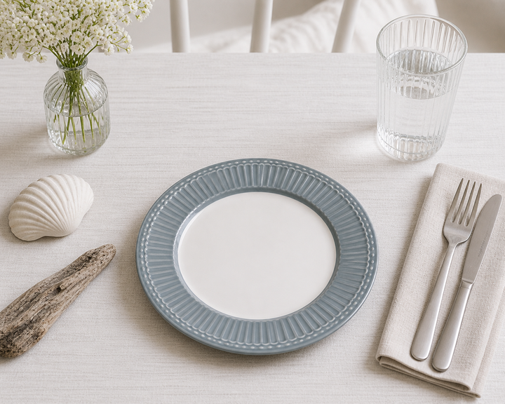 GreenGate Frühstücksteller Alice Steingrau 23 cm im skandinavisch minimalistischen Stil mit Besteck hell clean und maritimer Atmosphäre