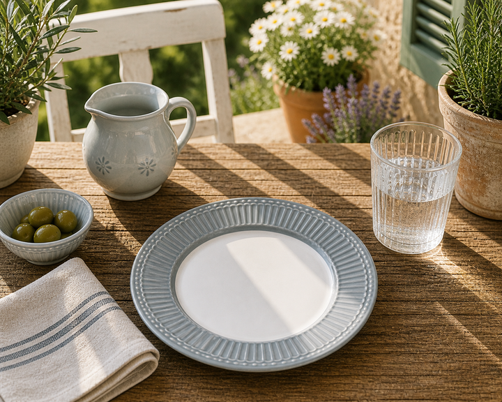 GreenGate Frühstücksteller Alice Steingrau 23 cm auf sommerlicher Terrasse im mediterranen Landhausstil mit Sonne Blumen und rustikalem Tisch