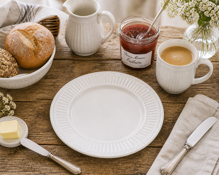 GreenGate Frühstücksteller Alice Weiß 23 cm im Landhaus Frühstück Setting mit Brötchen Marmelade und Holz Tisch