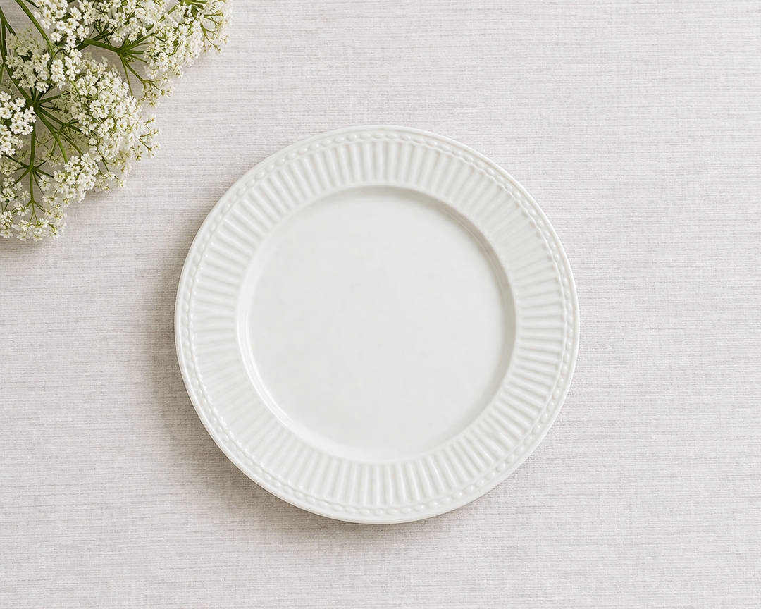 GreenGate Frühstücksteller Alice Weiß 23 cm auf hellem Landhaus Tisch von schräg oben fotografiert minimalistisch inszeniert