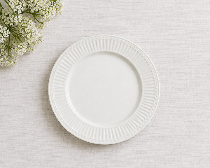 GreenGate Frühstücksteller Alice Weiß 23 cm auf hellem Landhaus Tisch von schräg oben fotografiert minimalistisch inszeniert