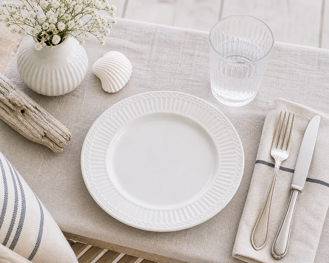 GreenGate Frühstücksteller Alice Weiß 23 cm im skandinavisch minimalistischen Stil mit Besteck hell clean und maritimer Atmosphäre