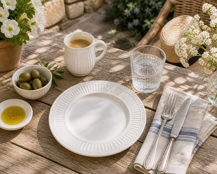 GreenGate Frühstücksteller Alice Weiß 23 cm auf sommerlicher Terrasse im mediterranen Landhausstil mit Sonne Blumen und rustikalem Tisch