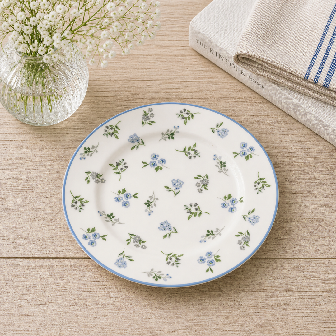 GreenGate Frühstücksteller Christina 20,2 cm mit blauem Blumenmuster auf hellem Holztisch im Landhausstil, minimal und clean