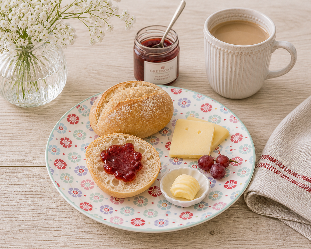 GreenGate Frühstücksteller Rike 20,2 cm mit Brötchen, Marmelade und Käse auf Holztisch im Landhausstil