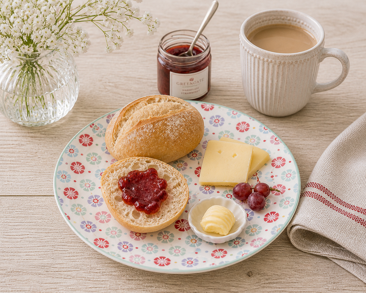 GreenGate Frühstücksteller Rike 20,2 cm mit Brötchen, Marmelade und Käse auf Holztisch im Landhausstil