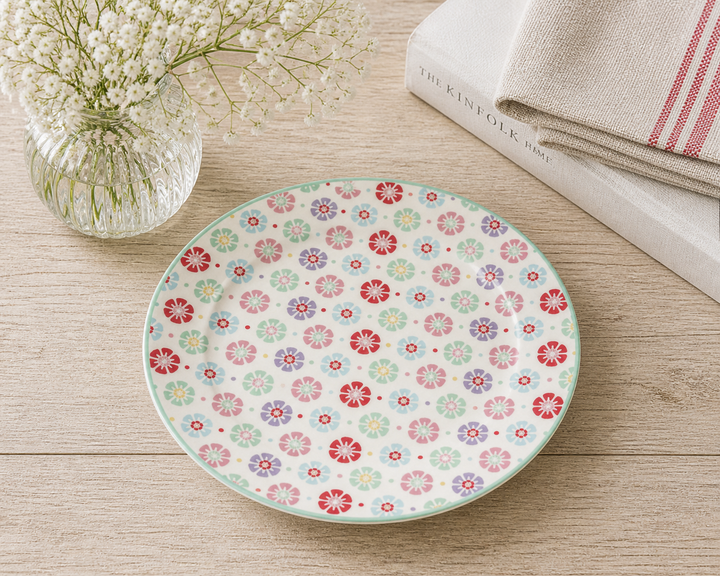 GreenGate Frühstücksteller Rike 20,2 cm mit buntem Blumenmuster auf hellem Holztisch im Landhausstil, minimal und clean
