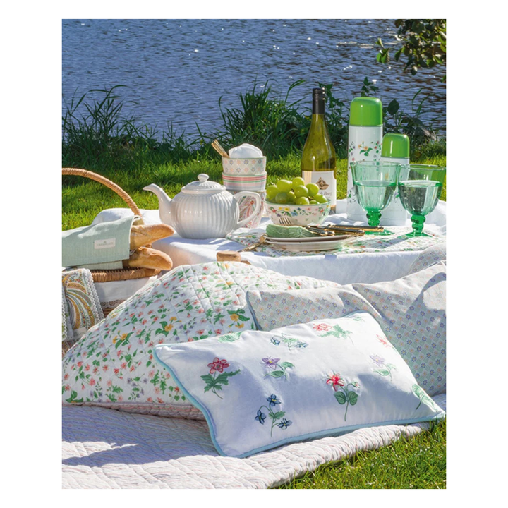 GreenGate Geschirrtuch Alicia hellgrün bei Picknick im Garten im skandinavischen Landhausstil