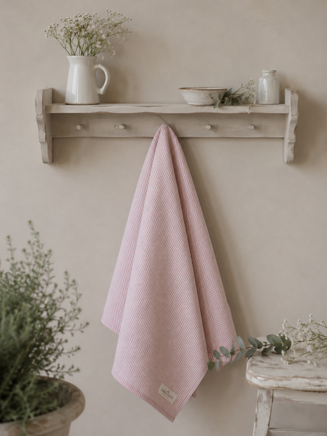 GreenGate Geschirrtuch Alicia Hellrosa an nostalgischer Handtuchstange im skandinavischen Landhausstil