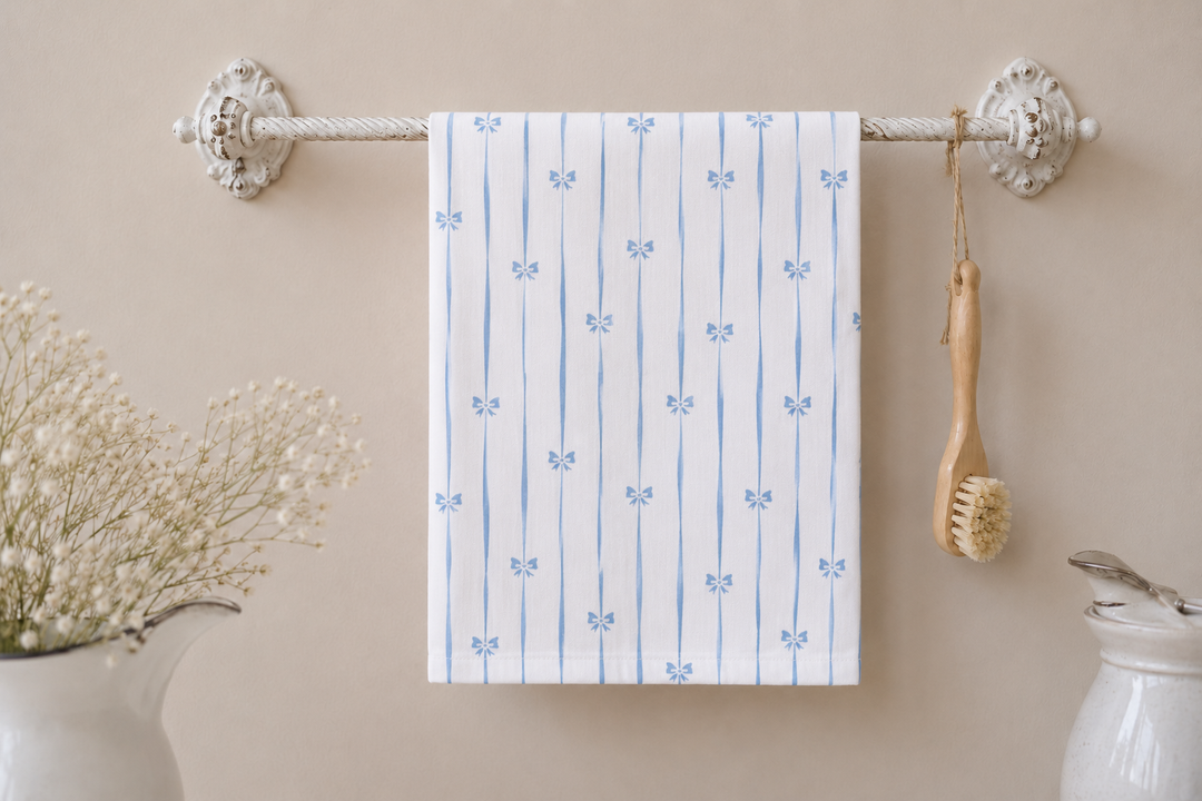 GreenGate Geschirrtuch weiß mit blauem Schleifenmuster als Freisteller im skandinavischen Landhausstil
